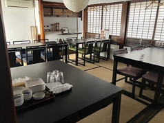 【２F】２階のテーブル席は、６名席が３席/４名席が２席、全２種のパターンのお席が備わったテーブル席となっております☆