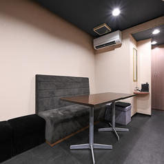 3～5名でゆったり利用できるテーブル席は、飲み会や女子会、会社仲間との集まりにも最適。程よい距離感で会話が弾み、カラオケも楽しめるため宴会や二次会利用にもおすすめです。