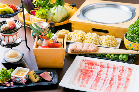 上質の豚肉と季節の野菜がたっぷりいただける「豆乳とんしゃぶ」は美容や健康にも◎