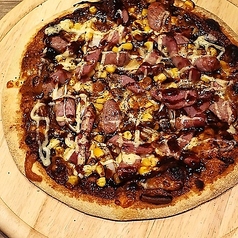プルドポークとベーコンのアボカドBBQピザ