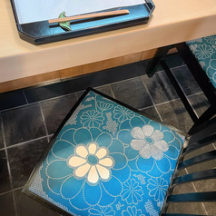 椅子も季節で衣替えもします。今回は肌触りが良い絞りの大胆な生地で。着物の古布が素敵なんです。