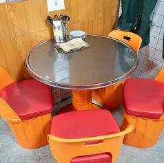 当店では4名テーブル席を3席ご用意しております。