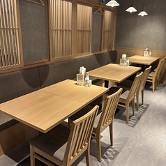 4名様でゆったりと座れるテーブル席を完備しております。友人との食事や小規模な飲み会に最適です。清潔感のある明るい雰囲気の中で、市場直送の美味しい魚料理を囲みながら、周りを気にせず賑やかに楽しい時間をお過ごしいただけます。