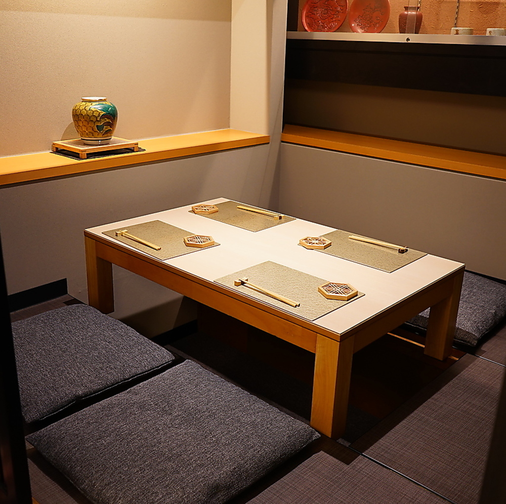 足を伸ばしてリラックスできる掘りごたつのの個室は人気席、早めのご予約を！