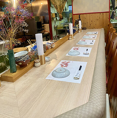 お連れ様と肩を並べてお食事ができる人気のお席です。