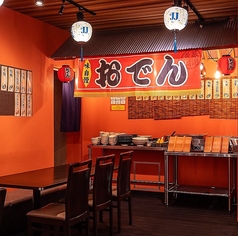 当店では使い勝手の良いテーブル席を完備しております。オレンジ色の壁と明るい照明が心地よく照らすテーブル席は2名様掛けを7卓ご用意しており、デートや少人数での飲み会、お仕事帰りのサク飲みなど、様々なシーンに最適です◎落ち着いた雰囲気の中で、ゆったりとしたひとときを心ゆくまでお楽しみくださいませ。