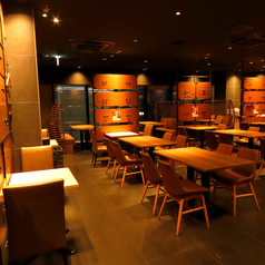 和庭園を思わせるような店内空間がかまどかの自慢のひとつ！ソファー席、テーブル個室、カウンター席と多種多様なお席をご用意しております。中には人気の高いお席もございますので、ご宴会の予定がお決まりになりましたら、お早めのご予約がおすすめです♪