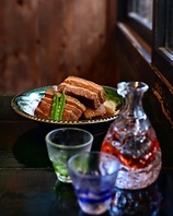 豊富な泡盛や古酒とともにおいしい料理をじっくり味わう