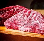 店内で捌く新鮮なお肉