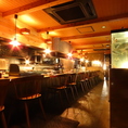 カウンター席では、お料理を作る姿が目の前で体験頂けます。計10席ございます。ライブ感覚でお食事頂けます☆