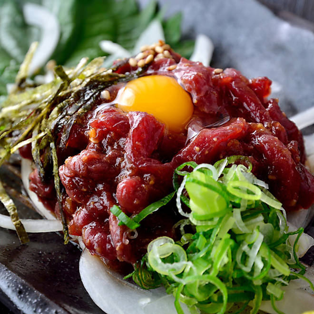 一品料理にもこだわり有り☆馬肉は熊本県より直送♪写真は馬刺しユッケ…1344円