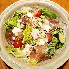 生ハムとクリームチーズのシーザーサラダ