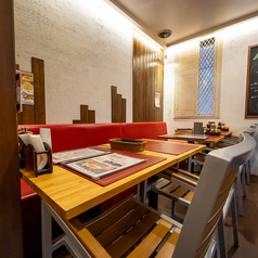 木目がきれいなテーブル席、カジュアルなランチ利用にもおすすめです。