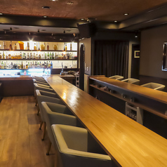 当店は、15席のカウンターがあり、落ち着いた雰囲気の店内でお食事を楽しむことができます。ゆったりとした時間を過ごすことができるので、お一人様やデートにぴったりの空間です。心地よい雰囲気の中で、特別なひとときをお過ごしください。