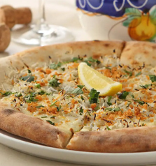 釜あげしらすとレモンとニンニクのピザの写真