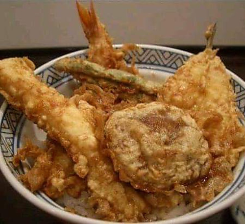 揚げたて天ぷらをどぷんっと天丼たれにくぐらせて丼に盛る、昔ながらの江戸前天丼です