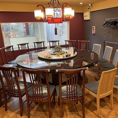 【2階・完全個室】円卓は最大18名様までご用意できます。1階フロアごとの貸切は最大40名様まで可能！！お気軽にご相談ください！