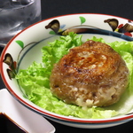 黒毛和牛100％ハンバーグです。自家製のソースにつけてもそのままでも美味しい一品です。