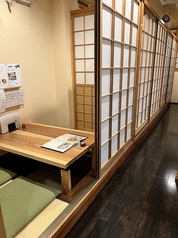 木のぬくもりと洗練された和のインテリアが調和する店内。足を伸ばしてくつろげる12席の掘りごたつ席で、視覚からも癒やされる上質な空間と共に、当店自慢の美味しいお食事をじっくりとご堪能ください。