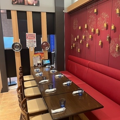家族での外食やお友達とのランチ・ディナーにぴったりのテーブル席です!広々としたテーブルで、約100種類の豊富なメニューからお好きな料理をお楽しみください。合コンや女子会にもおすすめの居心地の良い空間です◎※画像は系列店です
