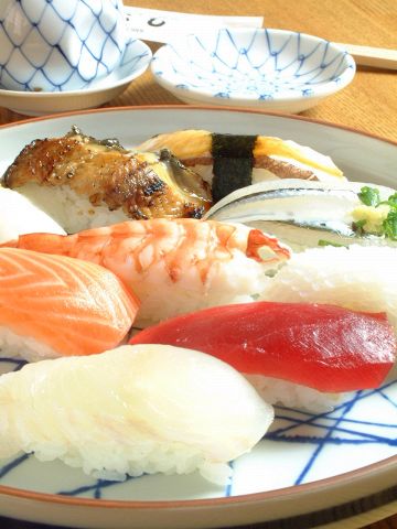 職人が握る本格寿司の数々…会席も鍋もございます！