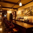カウンター席は、木の温もりが感じられる落ち着いた雰囲気が魅力。長いカウンターには多彩なドリンクが並び、訪れる度に新しい発見があります。店員との距離が近く、気軽に会話を楽しみながら、自分だけの特別な一杯を選べる楽しさがあります。ぜひ、落ち着いたカウンター席、でリラックスしたひとときをお過ごしください！