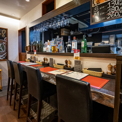 一人での来店も気兼ねなくできる、ランチにピッタリのカウンター席。座面がやわらかいのも◎