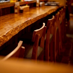 落ち着いた雰囲気の店内で当店自慢の鉄板焼きをお楽しみください。特にカウンター席ではお席の距離感が近いため恋人とのひと時や大切な人との記念日や誕生日利用に最適となっています。