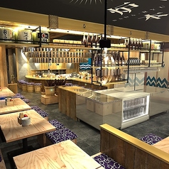 【仲間や家族と囲める安心感あるテーブル席】親しい友人や家族と囲めるテーブル席は程よくくつろげ、オープンな活気と和の雰囲気が調和し、日常から小さな集まりまで自然に盛り上がる使いやすさが魅力の空間世代問わず安心して利用できる大衆炉端の定番席仕事帰りの食事や休日ディナーにも最適です。