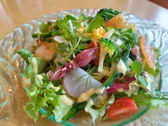 春の魚介類と季節野菜の彩りサラダ