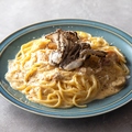 料理メニュー写真&nbsp;炭焼き舞茸とリッチスモークベーコンのカルボナーラ　生スパゲティ