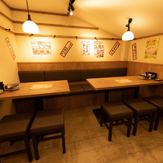 【本場博多の屋台の雰囲気】活気のある雰囲気が特徴の店内。大人気の飲み放題付きコースも3,500円～各種ご用意！会社のご宴会や友人との少人数宴会・女子会・二次会など、様々なシーンでご利用いただけます。博多劇場で心ゆくまで満喫し、心温まるひとときをぜひ皆さまでお過ごしください。