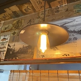 最近はやりのLED裸電球が店内を照らしています。令和ですが昭和ノスタルジー感じます。光彩も暖色で落ち着ける照明と成っております。