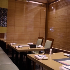 各席背面にすだれを設置した半個室テーブル席4名席×６テーブルご用意がございます。5名～8名、13名～16名、21名～24名にて半個室のご利用が可能となります♪