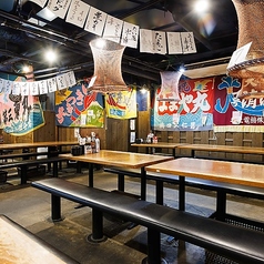 最大160名様でご利用いただける活気のあるテーブル席です。団体様の宴会にぴったりなお席もございますのでお気軽にお問い合わせください！