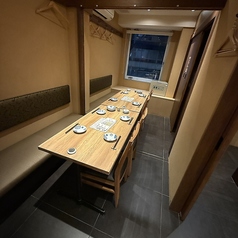 【個室 テーブル席：8名様×2卓】当店は個室もございます！仕切りは外せますので個室最大約２０様までご利用可のです◎