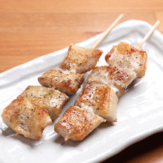 ジャンボ餃子と、丁寧に焼き上げた自慢の手作り串焼き☆の写真