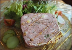 田舎風パテハーブ香るサラダを添えて