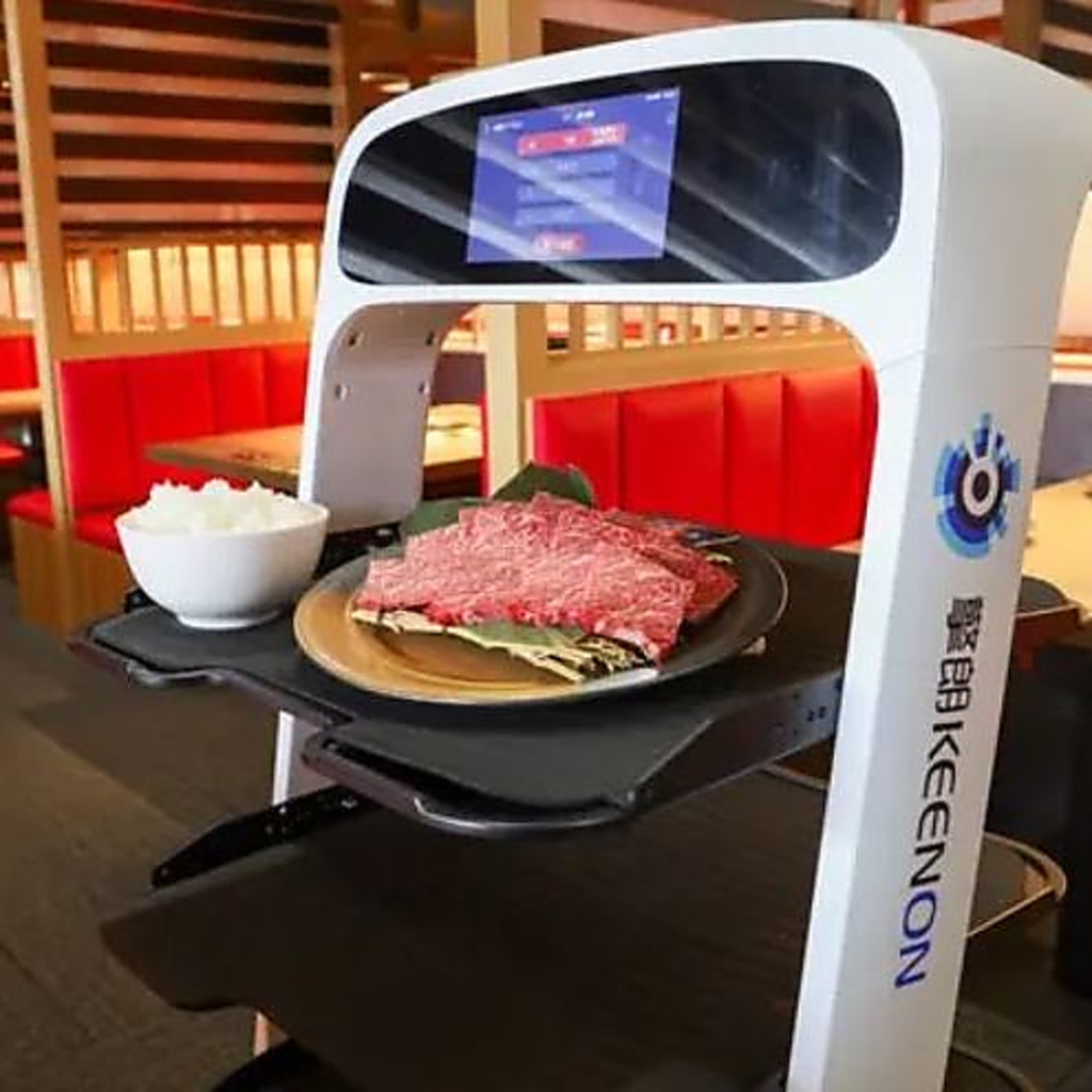 当店の人気スタッフ☆配膳ロボットがフロアで活躍中。キッチンからの素早いお届けで感染症対策にも◎
