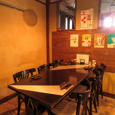 6名様までご利用いただけるテーブル席を2箇所ご用意しております。落ち着いた雰囲気の店内で食事をお楽しみいただけます。女子会や小規模宴会などにもご利用いただけます。