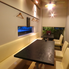 シンプルながらもホッと落ち着ける雰囲気が魅力のテーブル席。ゆったりとお過ごし頂けます。