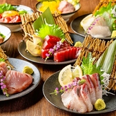 ≪こだわりの和食≫食材からこだわった料理を低価格でご提供。国産和牛を使用した炭火焼や肉寿司は当店名物料理の1つ！噛むほどに湧き出る肉の旨みをお楽しみいただける自慢の一品です。他にも、その日に獲れた鮮魚や朝引き地鶏を使用したお造りもご用意しております。日本酒・焼酎等とご一緒にご堪能ください。