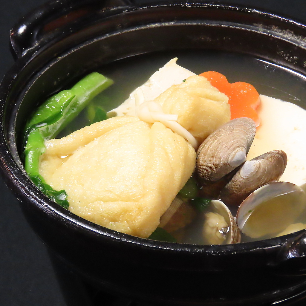 春先限定の桜なべです。アサリと菜の花を美味しいお出汁でお楽しみください