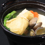 春先限定の桜なべです。アサリと菜の花を美味しいお出汁でお楽しみください