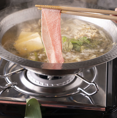 贅沢に石垣牛とアグー豚でしゃぶしゃぶを堪能！風味豊かな極上肉を味わうしゃぶしゃぶセットの写真
