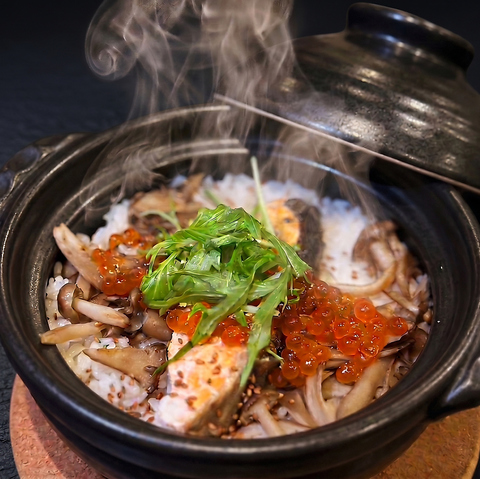 鮭といくらの土鍋ご飯の写真