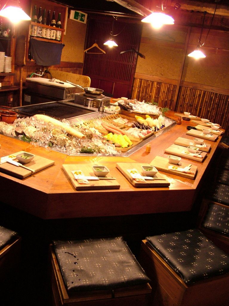 活気あふれるカウンター席。肩を並べて会話も弾みます♪