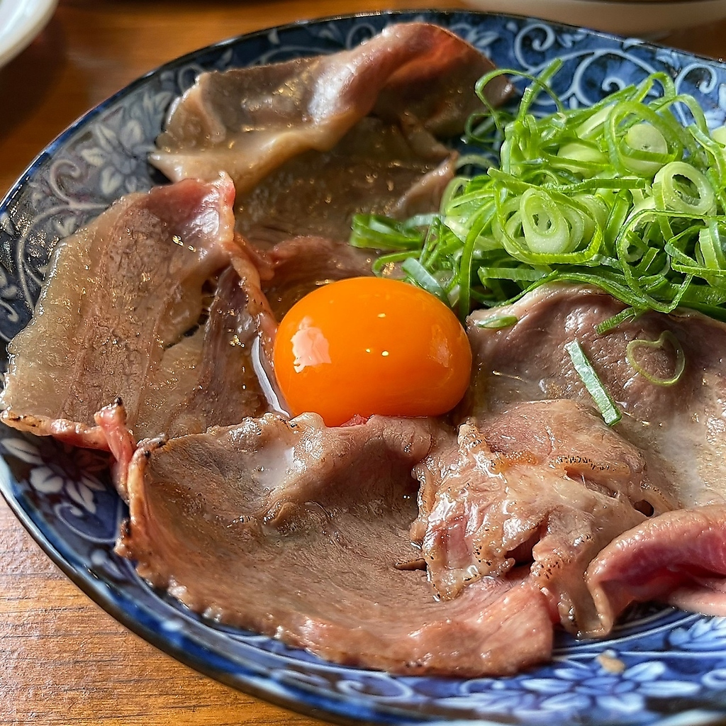 和牛を贅沢にすき焼きしゃぶに！卵黄と絡めてお召し上がりください！