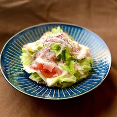 完熟トマトと生ハム、温泉卵のシーザーサラダ