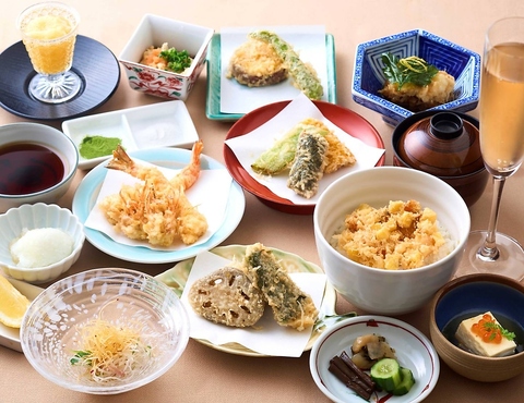 最高級の綿実油で揚げる名代の京風天ぷらは驚く程軽くあっさりと召し上がって頂けます